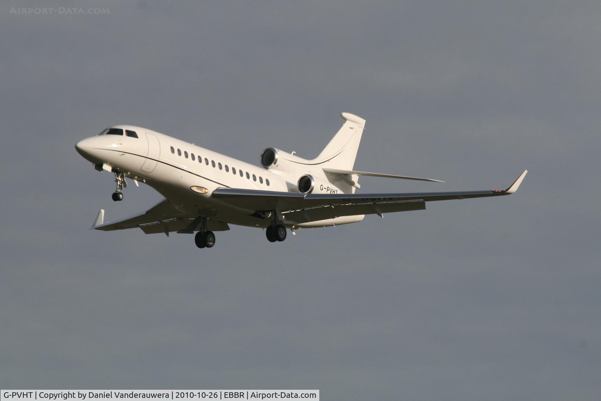 G-PVHT, 2009 Dassault Falcon 7X C/N 59, On approach to RWY 25L