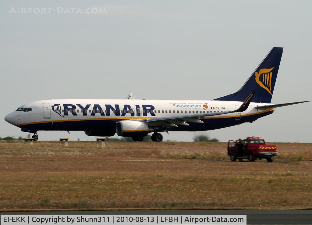 EI-EKK, 2010 Boeing 737-8AS C/N 38500, Taking off rwy 28
