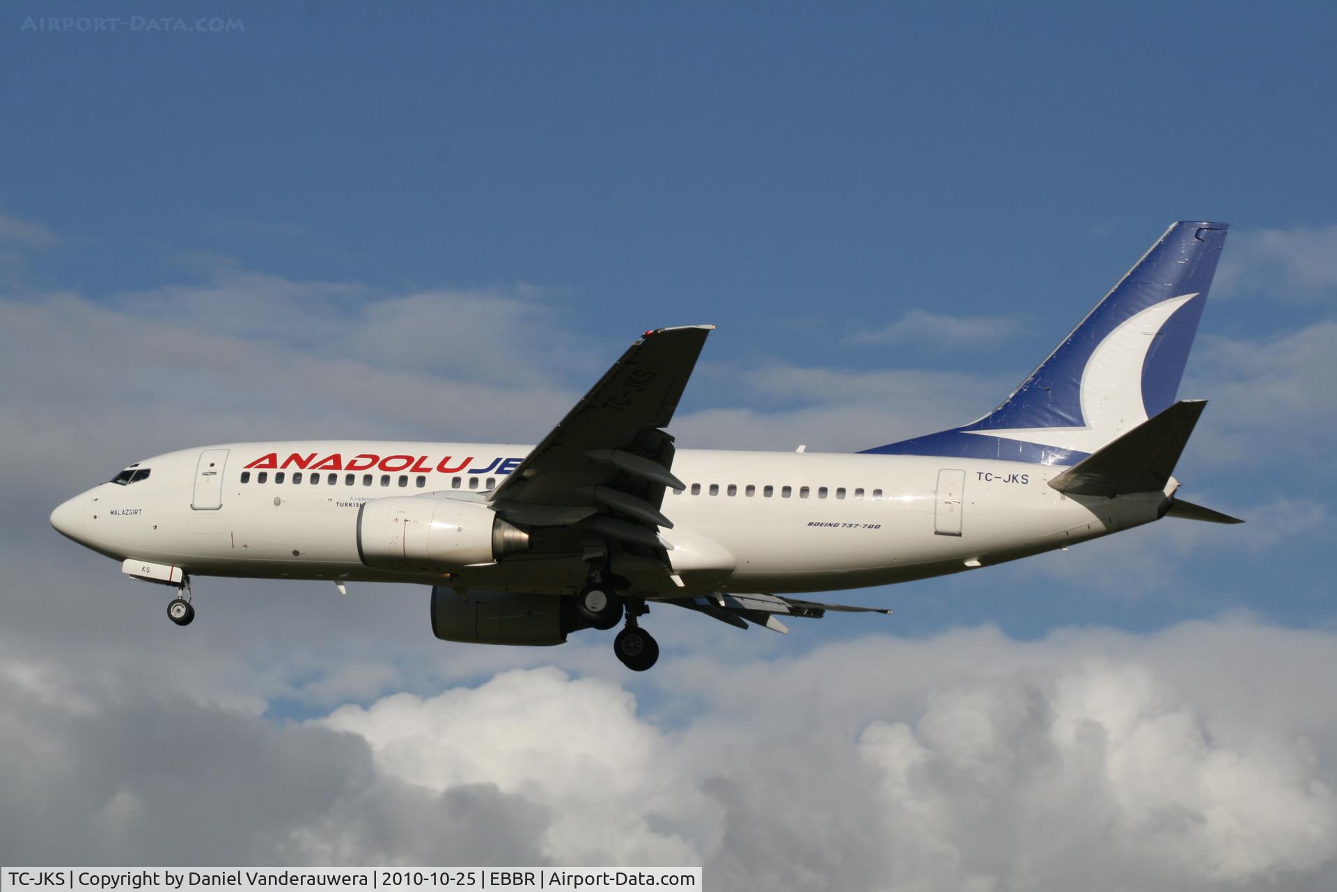 TC-JKS, 2003 Boeing 737-73V C/N 32419, Flight TK7352 is descending to RWY 25L
