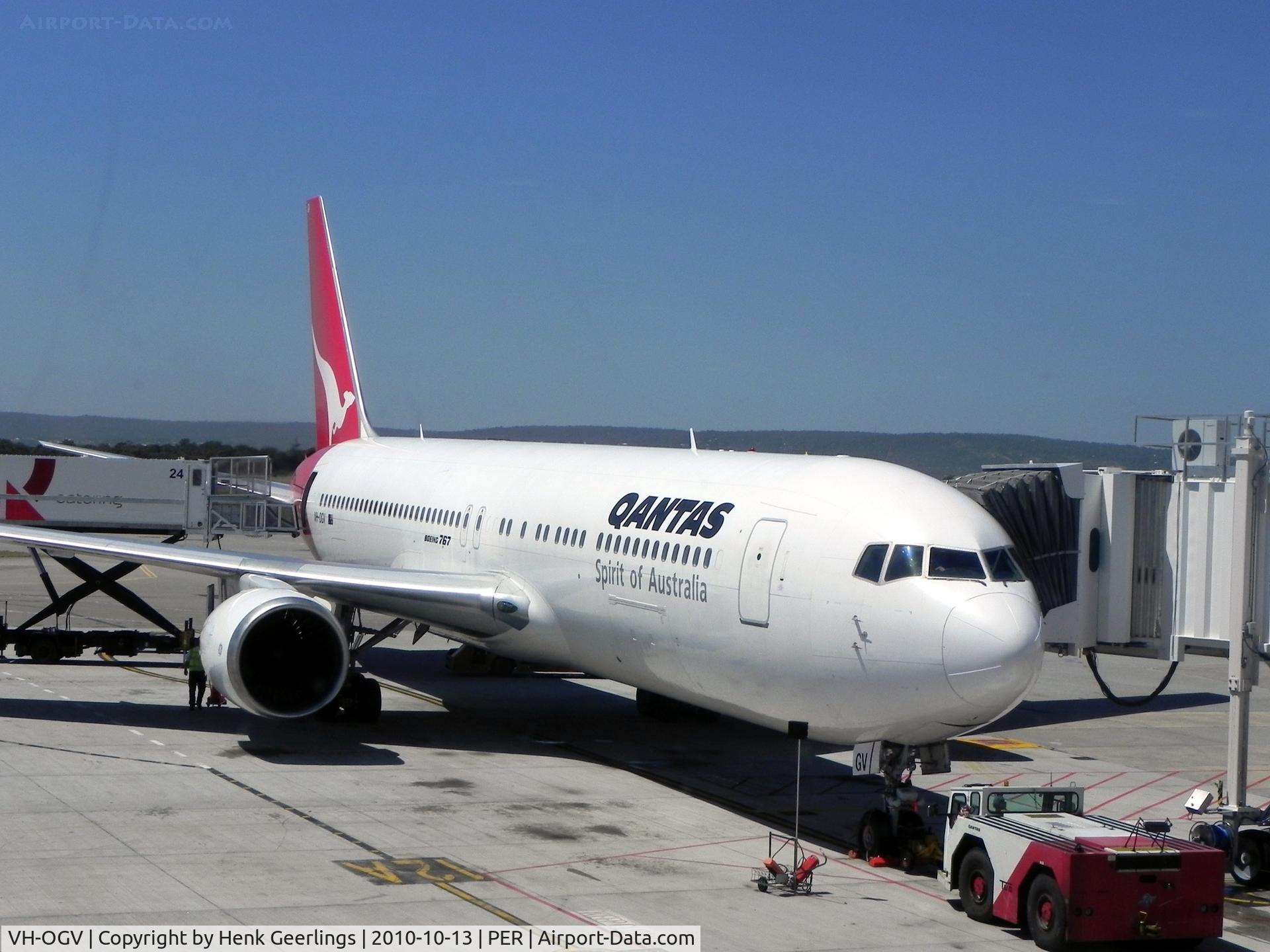 VH-OGV, 2000 Boeing 767-338 C/N 30186, QF