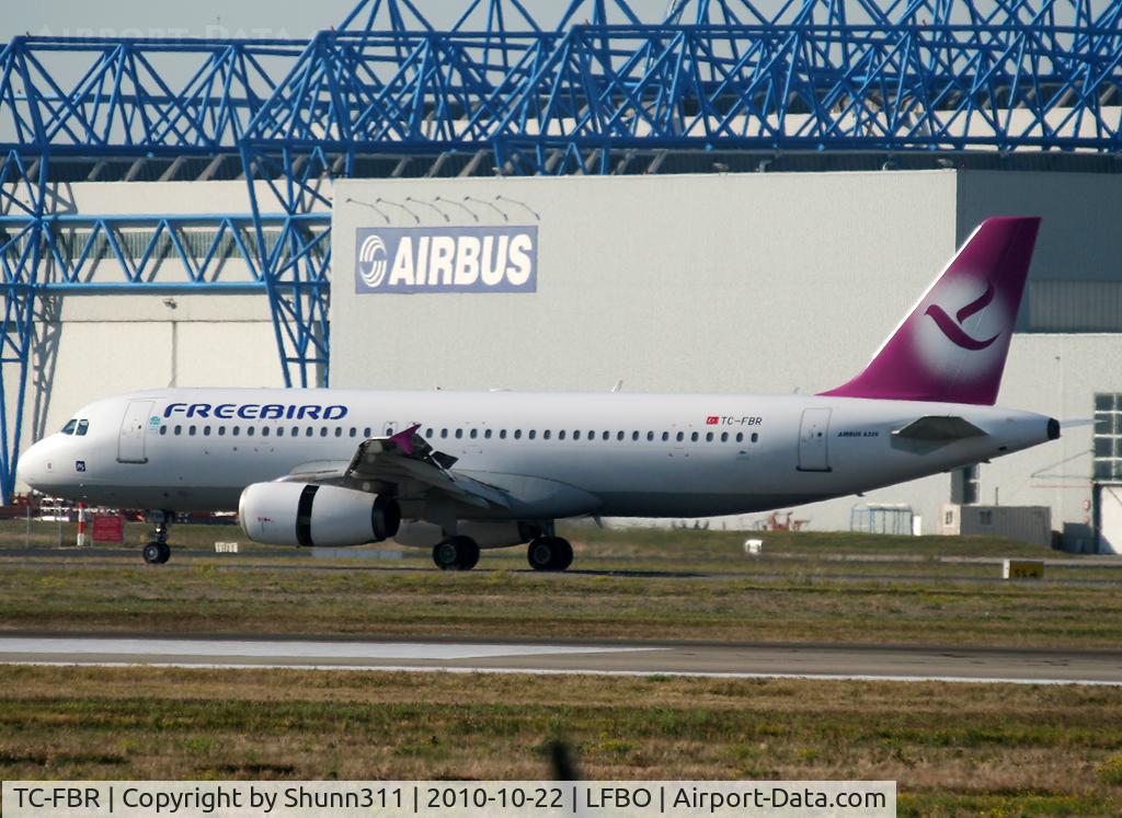 TC-FBR, 2005 Airbus A320-232 C/N 2524, Landing rwy 14R