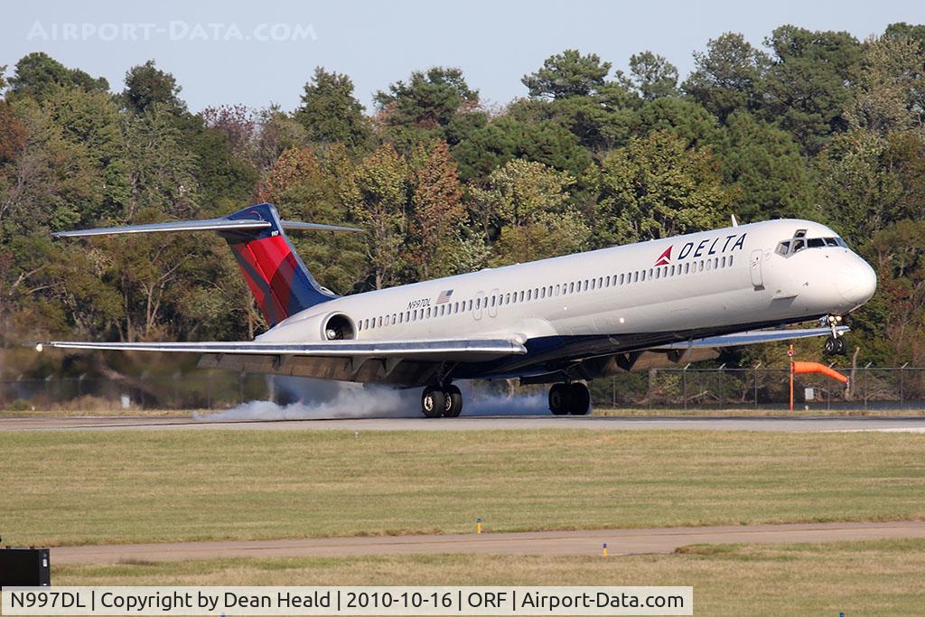N997DL, 1992 McDonnell Douglas MD-88 C/N 53364, Delta Air Lines N997DL landing RWY 23.