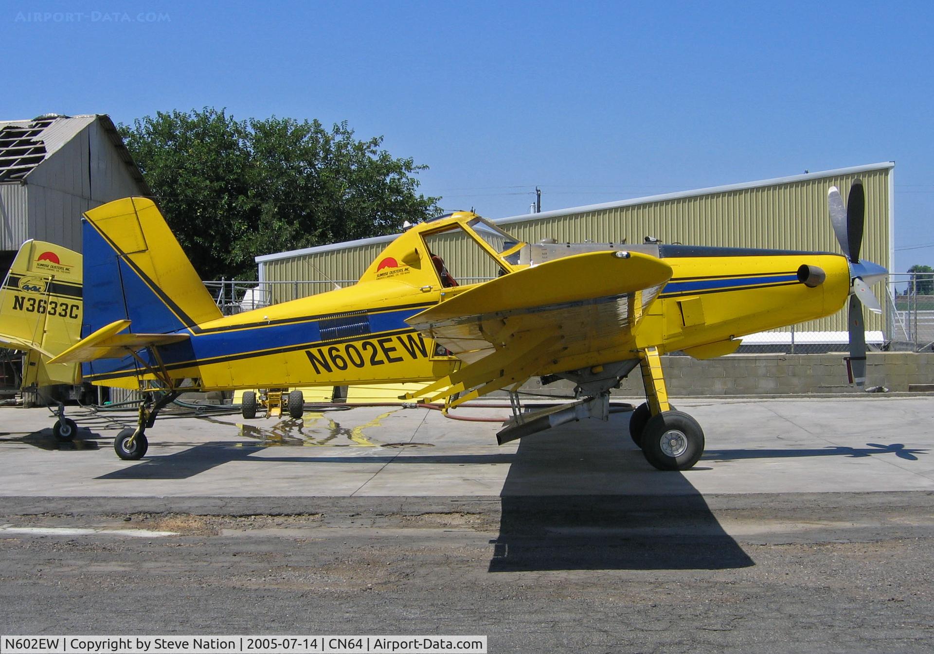 N602EW, 2000 Air Tractor Inc AT-602 C/N 602-0566, Sunrise Dusters 2000 AT-602 rigged for dusting at their old Knights Landing, CA airstrip (one mile S of Bob's FS) on Hwy 113