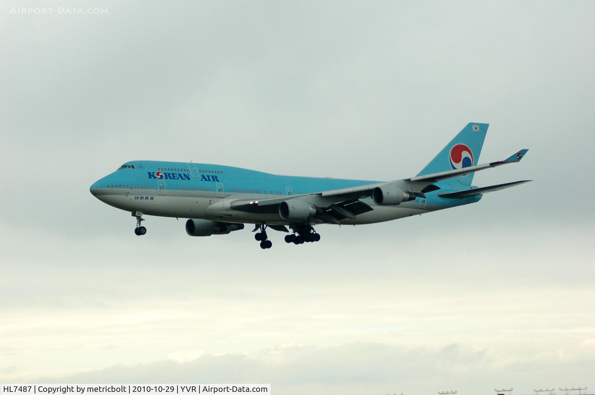HL7487, 1992 Boeing 747-4B5 C/N 26393, Landing on a typical YVR dull,wet day