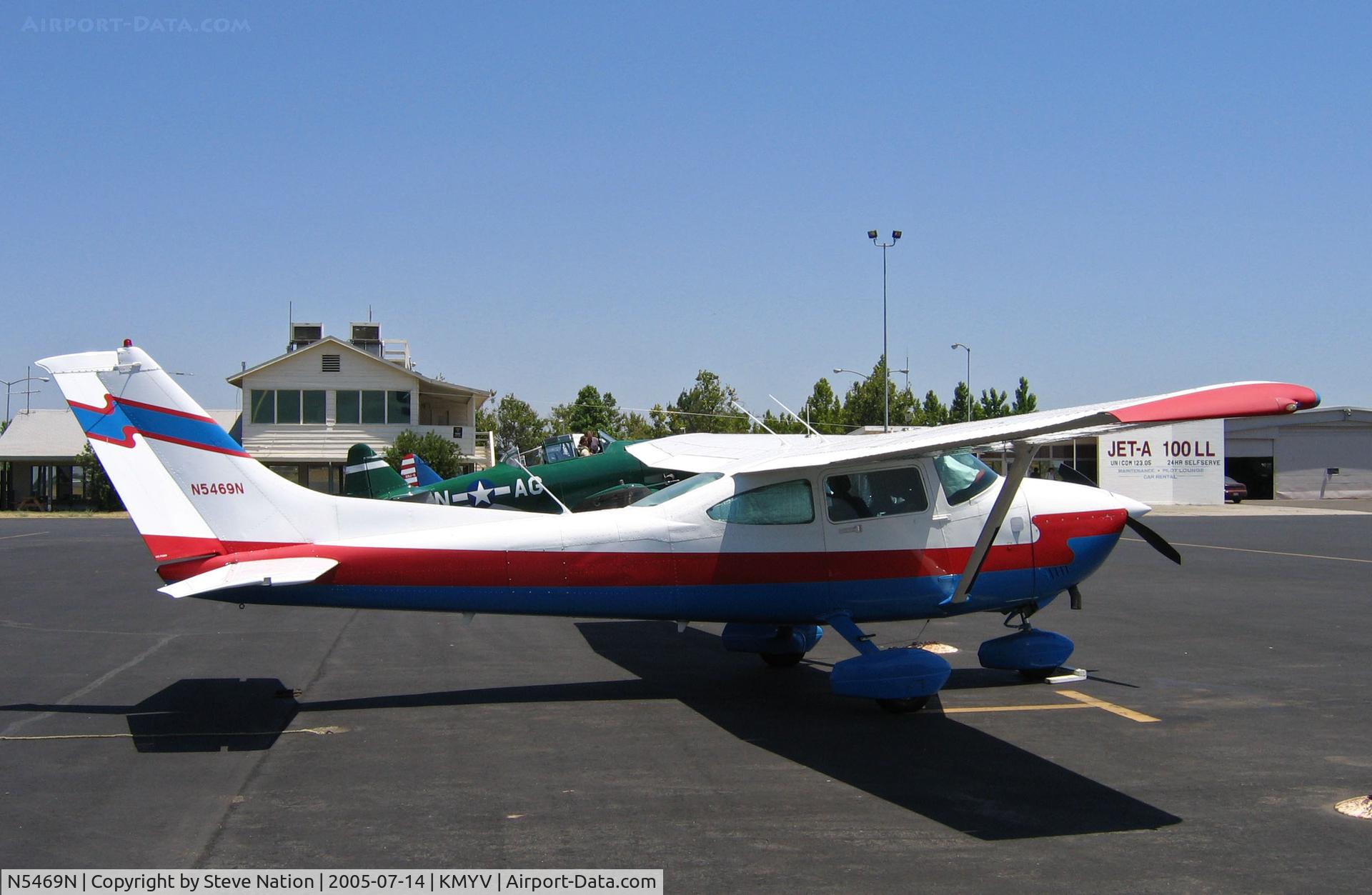 N5469N, 1980 Cessna 182R Skylane C/N 18267739, Spiffy paint job on 1980 Cessna 182R visiting from Palm Springs.