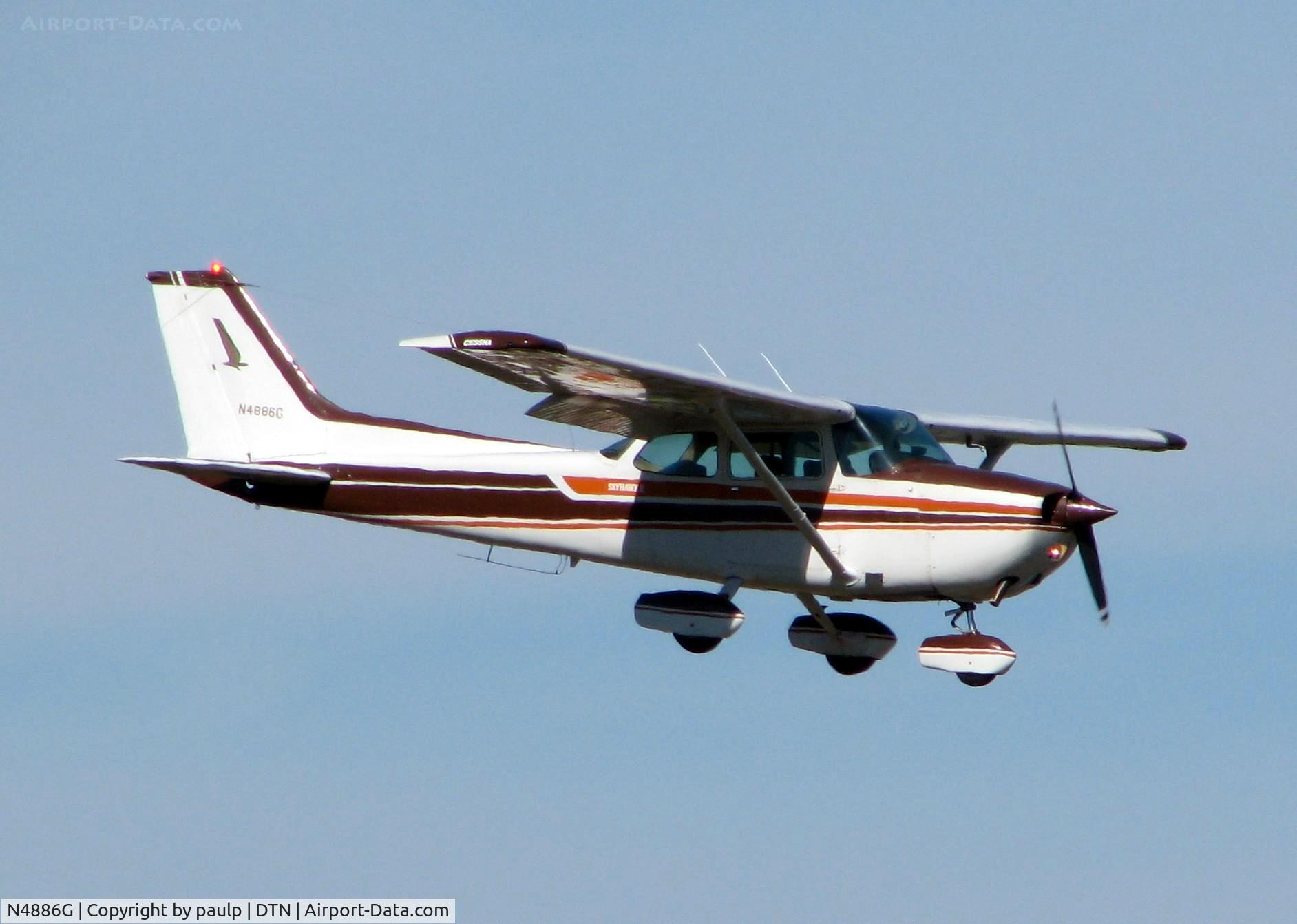 N4886G, 1979 Cessna 172N C/N 17273433, Landing at Downtown Shreveport.