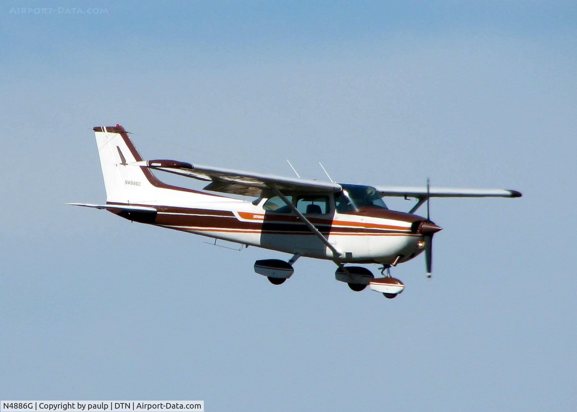 N4886G, 1979 Cessna 172N C/N 17273433, Landing at Downtown Shreveport.