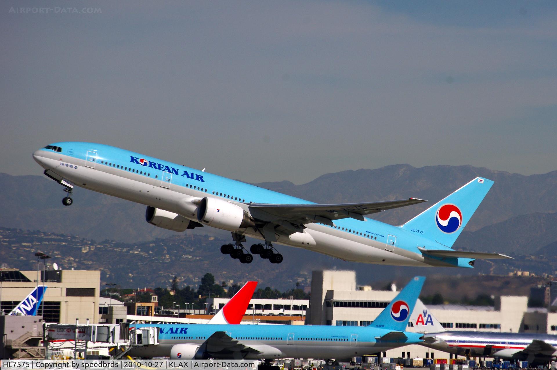 HL7575, 2000 Boeing 777-2B5/ER C/N 28445, Korean Airlines heading back to South Korea.
