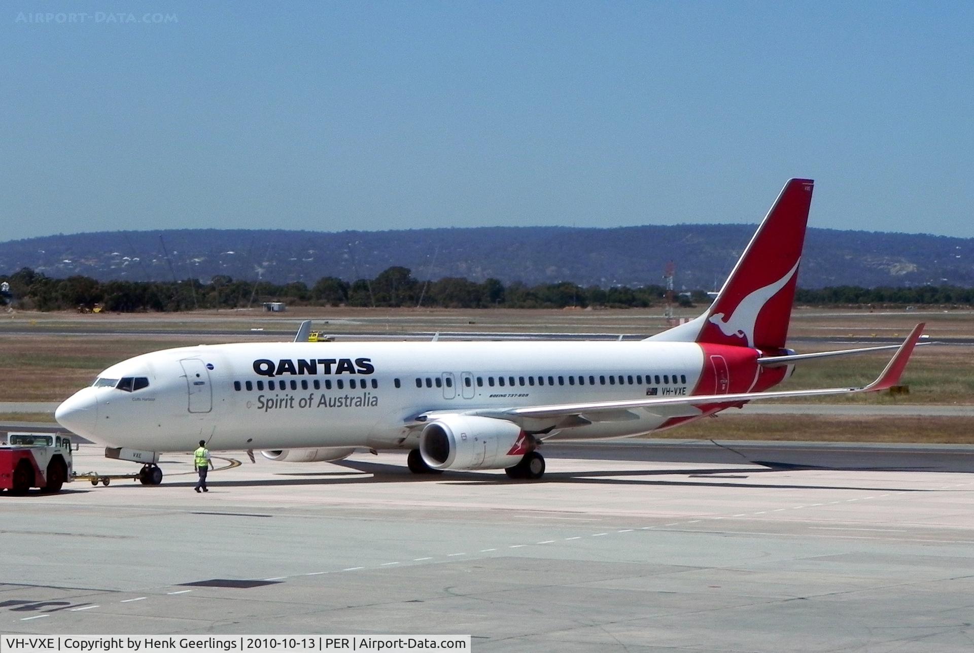 VH-VXE, 2001 Boeing 737-838 C/N 30899, Qantas