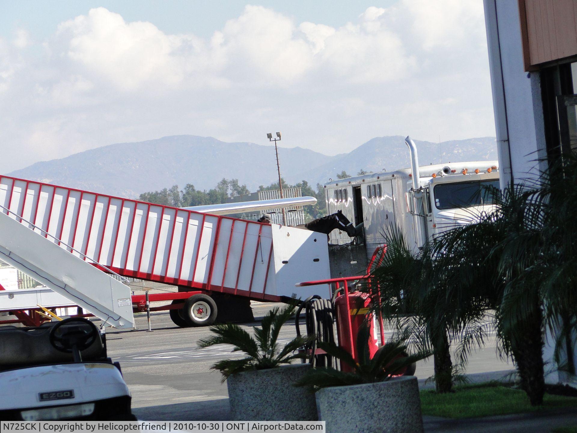 N725CK, 1980 Boeing 727-224 C/N 22252, Horse entering ground transportation after landing on runway 26L
