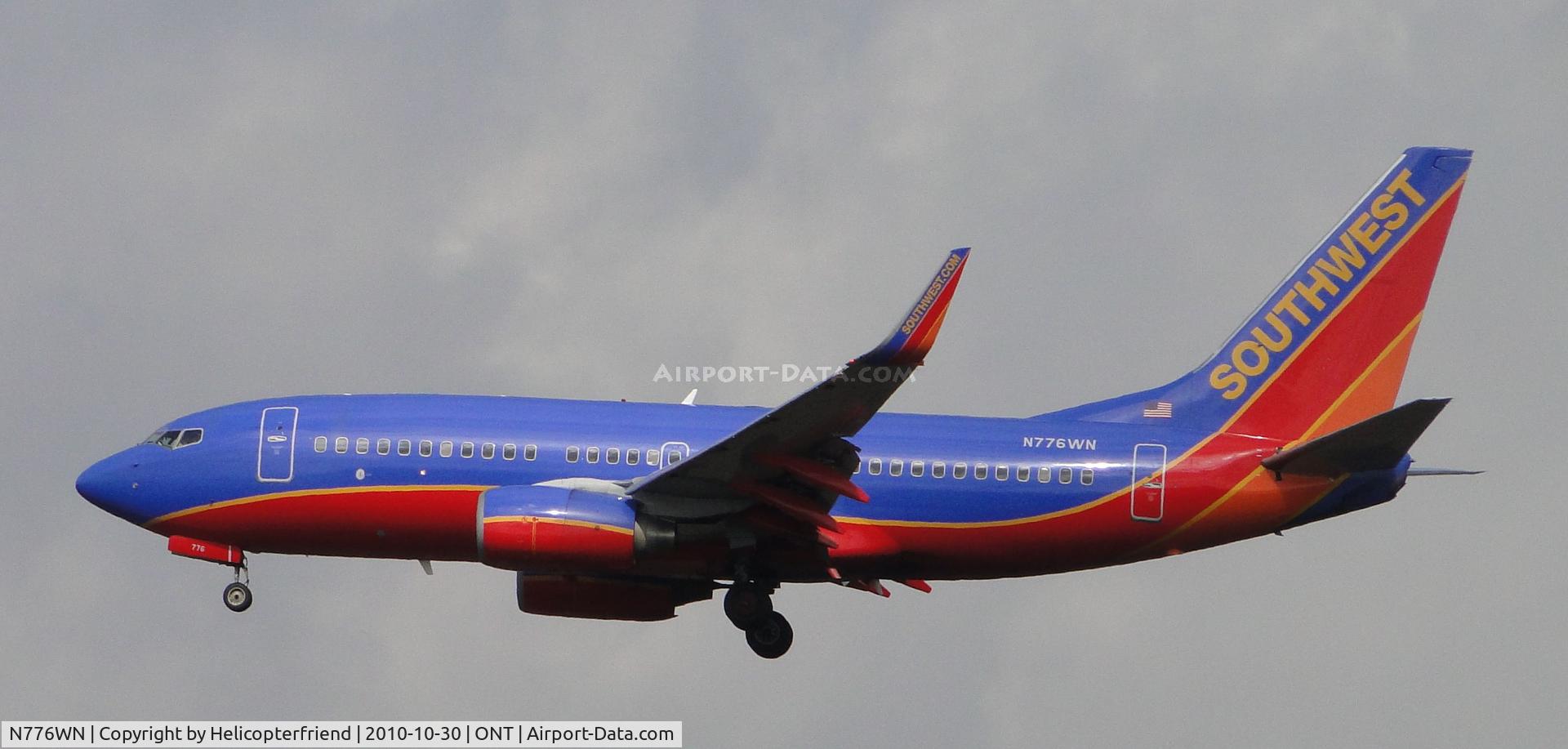 N776WN, 2000 Boeing 737-7H4 C/N 30591, On final to runway 26L