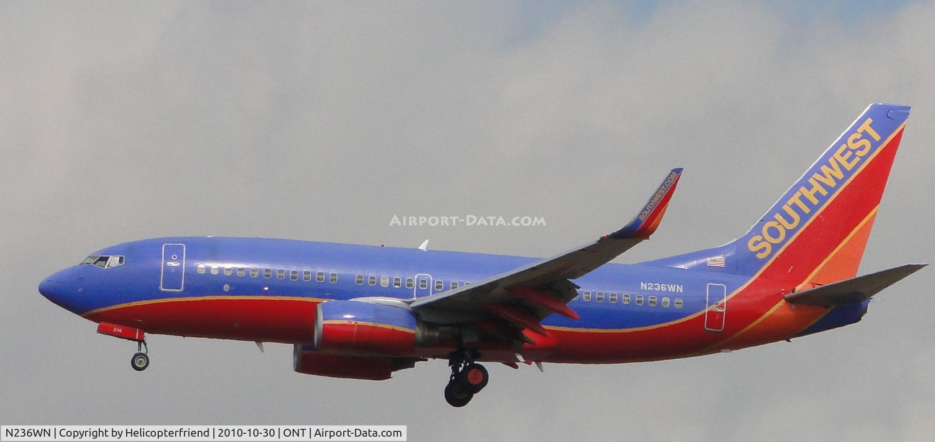 N236WN, 2006 Boeing 737-7H4 C/N 34631, On final to runway 26R