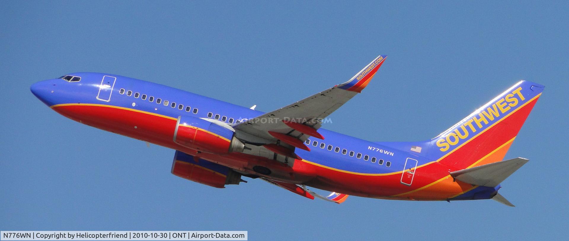 N776WN, 2000 Boeing 737-7H4 C/N 30591, Wheels up, climbing out after take off from runway 26R