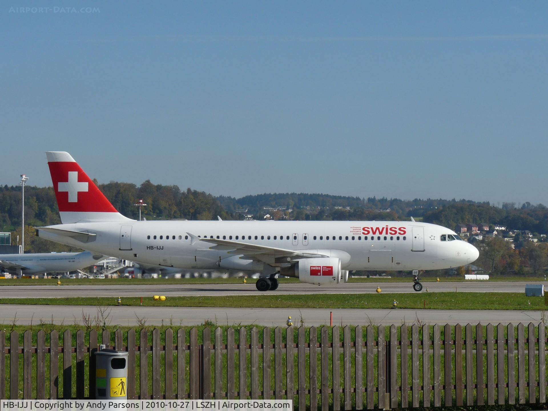 HB-IJJ, 1996 Airbus A320-214 C/N 585, Why cant all airports let you do this  Taken on the Zurich airport tour