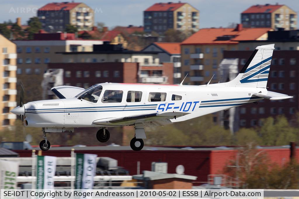 SE-IDT, 1981 Piper PA-32R-301T SP Turbo Saratoga C/N 32R-8129026, Alfaflight-Flygpilen Ek Förening. W/o after a landning accident at Älvsbyn/Högheden on Oct 1, 2010