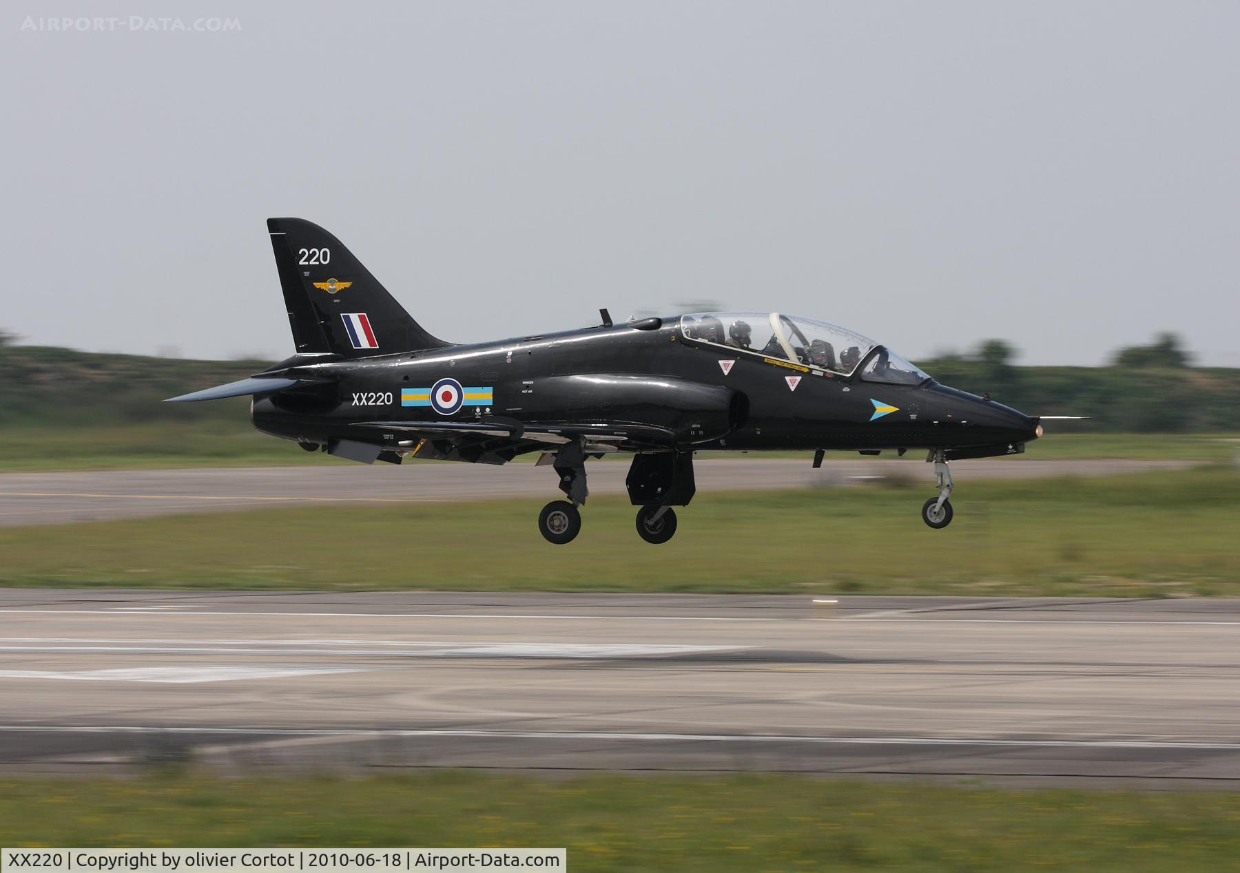 XX220, 1978 Hawker Siddeley Hawk T.1A C/N 056/312056, landing at Orleans AB, France