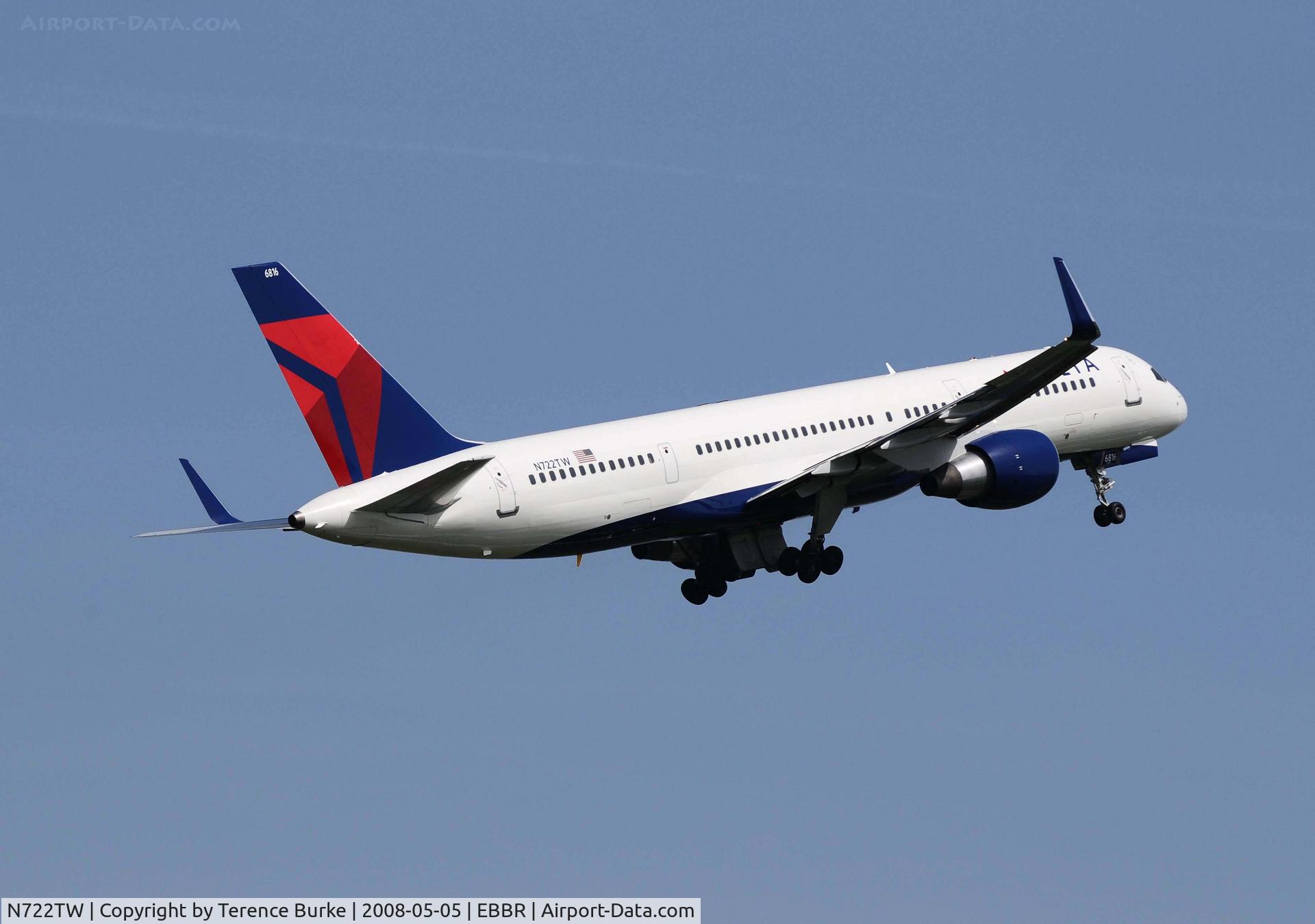 N722TW, 1999 Boeing 757-231 C/N 29385, Cleaning up, off RNY 07R Brussels