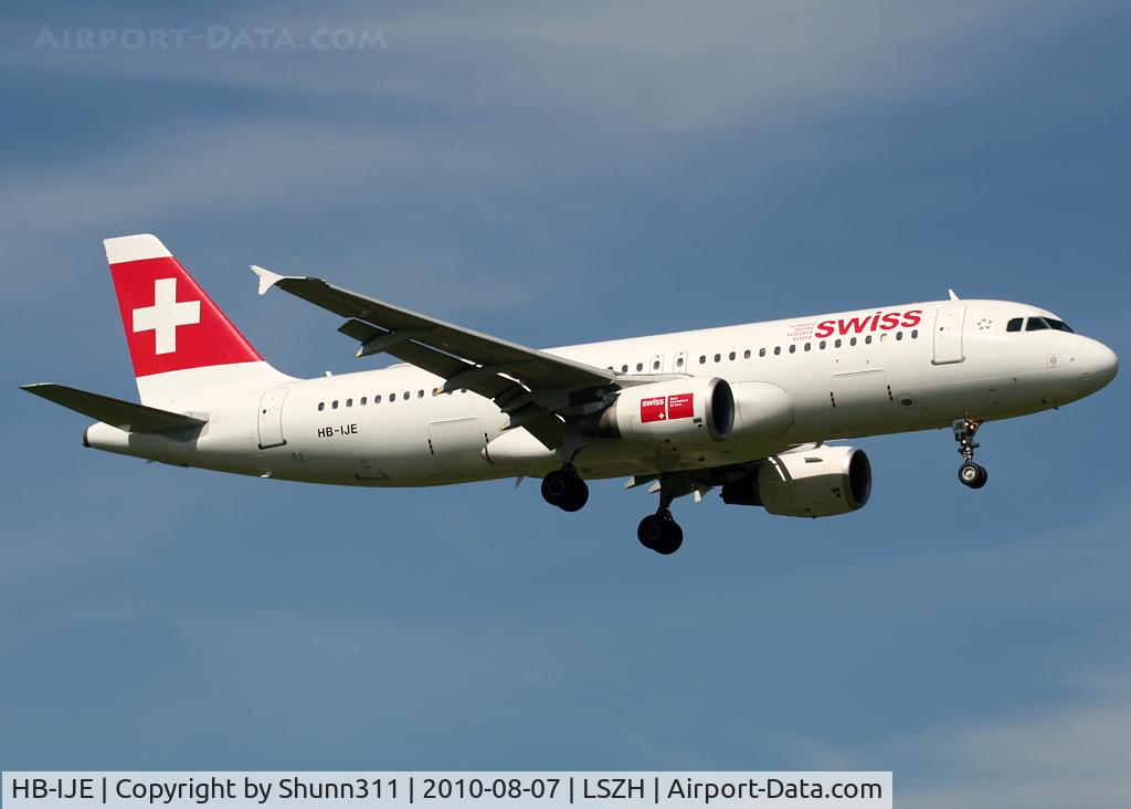 HB-IJE, 1995 Airbus A320-214 C/N 559, Landing rwy 14