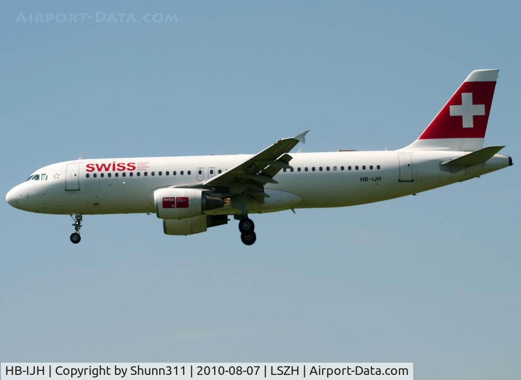 HB-IJH, 1996 Airbus A320-214 C/N 574, Landing rwy 14