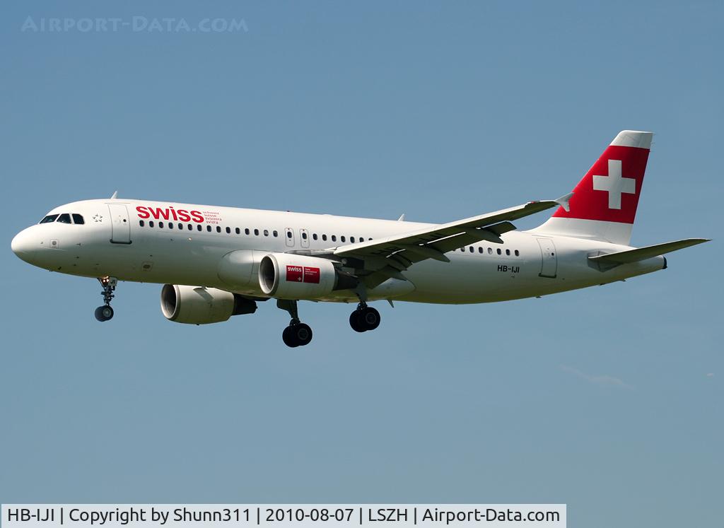 HB-IJI, 1996 Airbus A320-214 C/N 0577, Landing rwy 14
