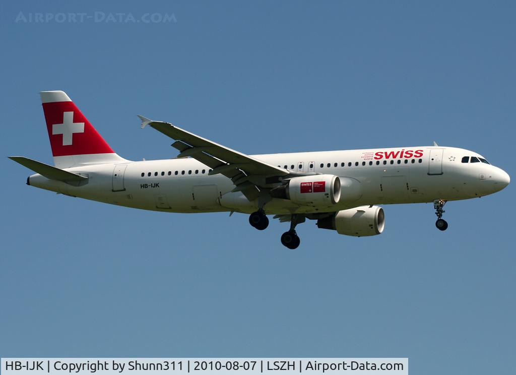 HB-IJK, 1996 Airbus A320-214 C/N 596, Landing rwy 14