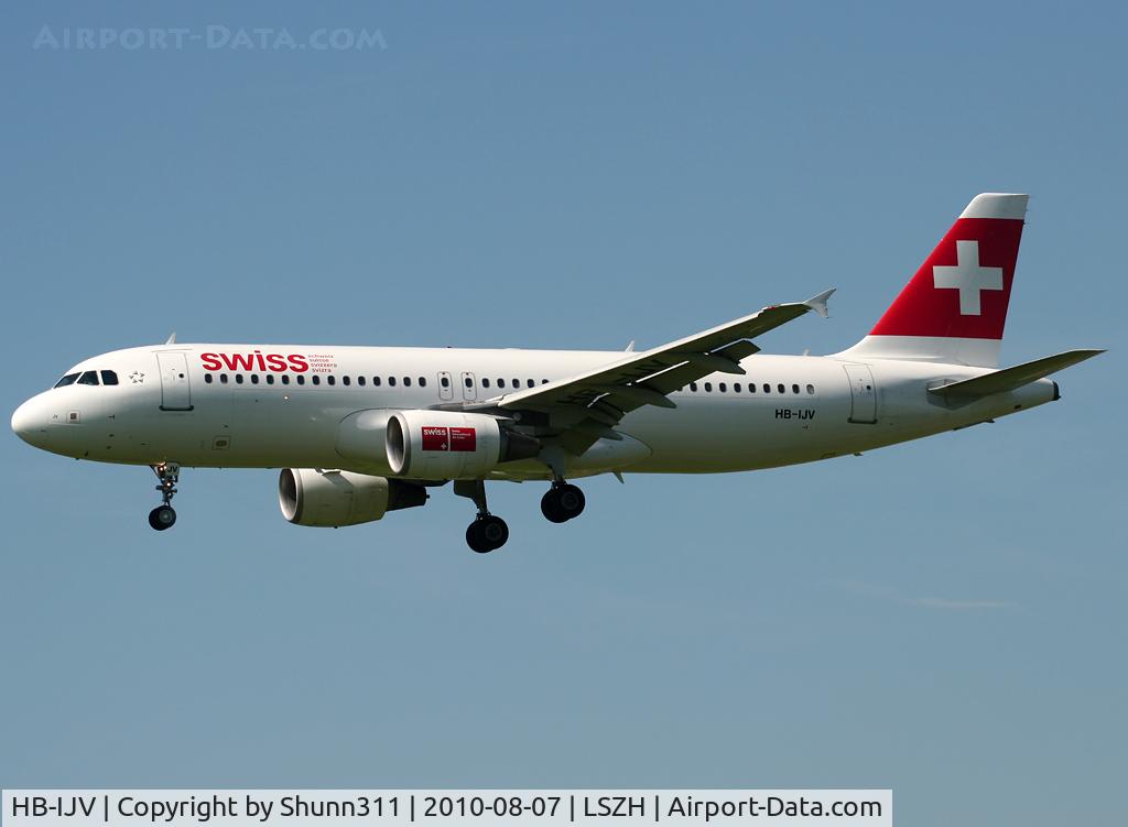 HB-IJV, 2003 Airbus A320-214 C/N 2024, Landing rwy 14