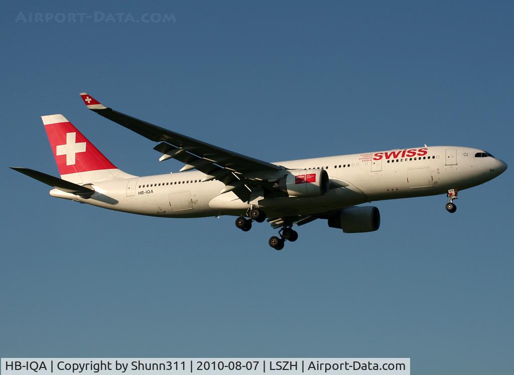 HB-IQA, 1998 Airbus A330-223 C/N 229, Landing rwy 14