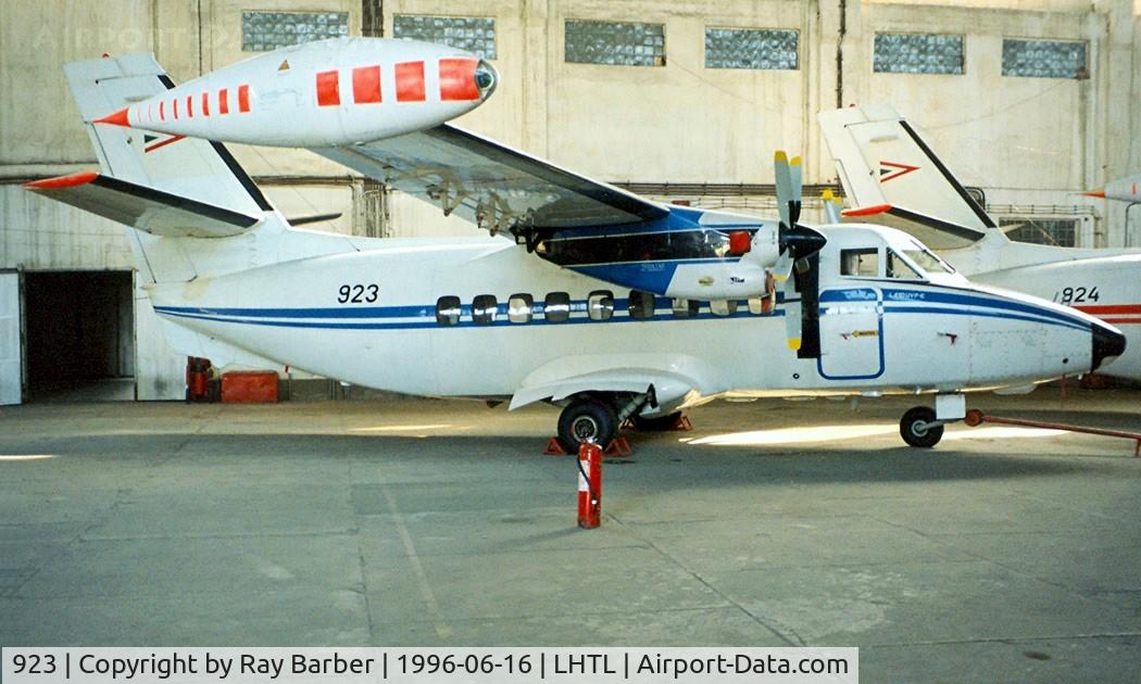 923, 1987 Let L-410UVP-E4 Turbolet C/N 871923, Let L-410UVP-E4 Turbolet [871923] Tokol~HA 16/06/1996. Hungarian Air Force. Became HA-LAR and was written off near Lasi airport in Romania on 27-01-2005.