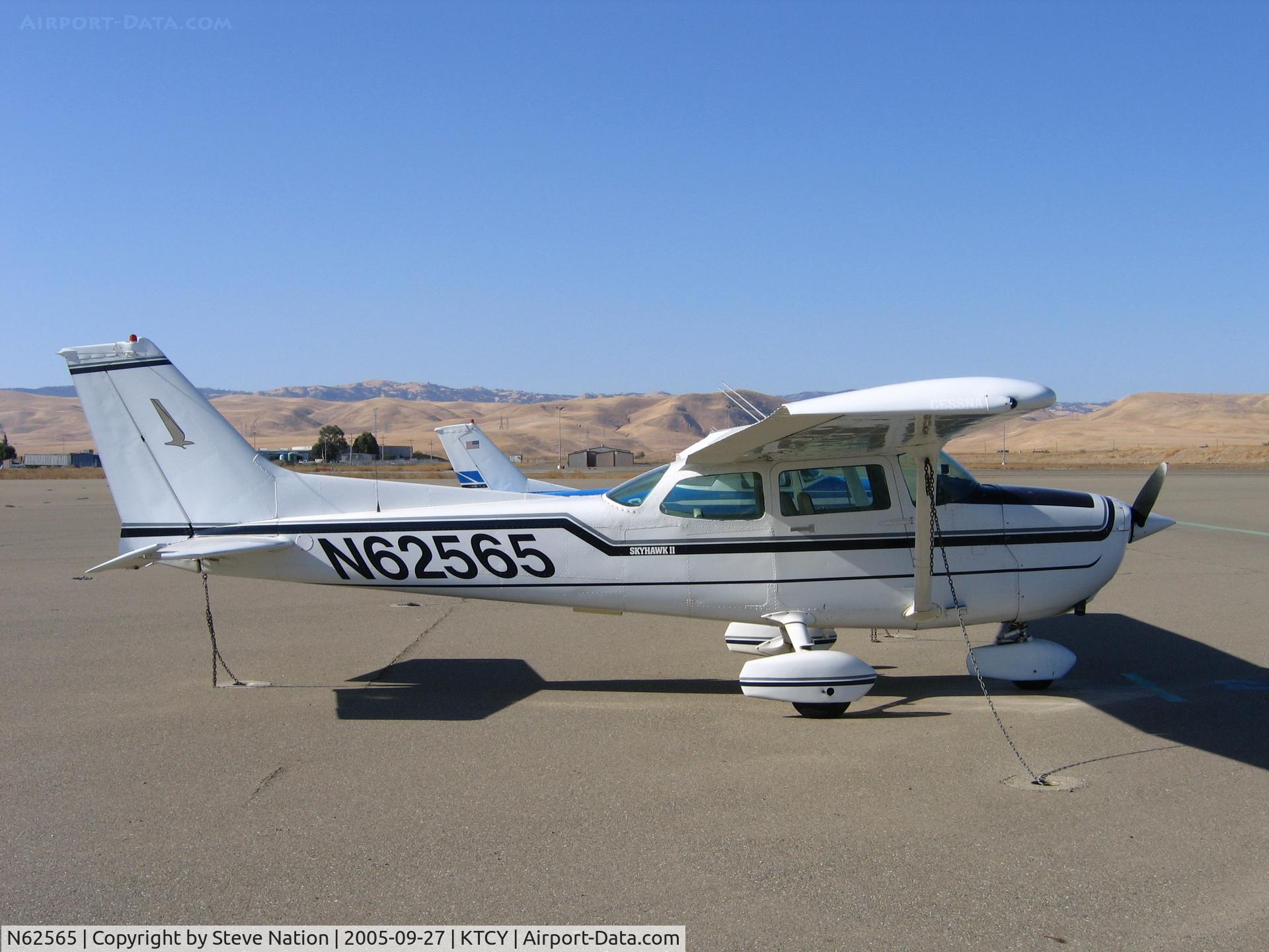N62565, 1981 Cessna 172P C/N 17275302, 1981 Cessna 172P @ Tracy, CA home base (now with Claassen Enterprises, Newton, KS)