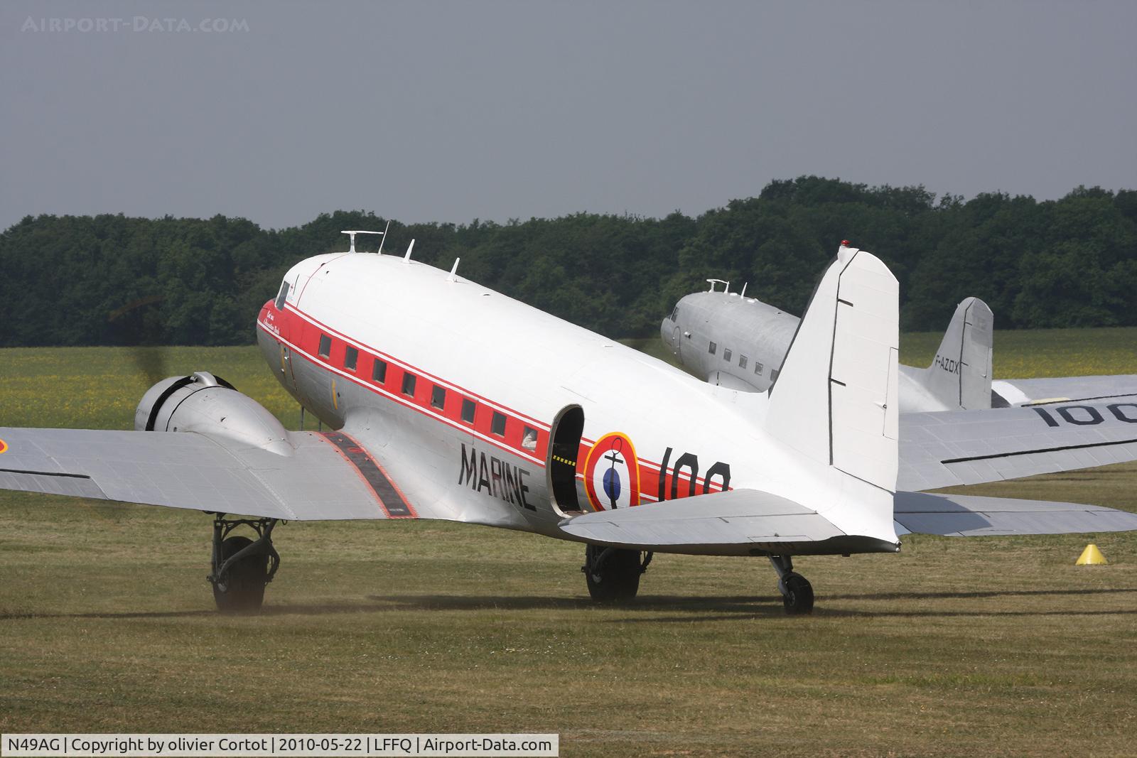 N49AG, 1943 Douglas DC-3A C/N 11737, few minutes before taking off, alongside with F-AZOX