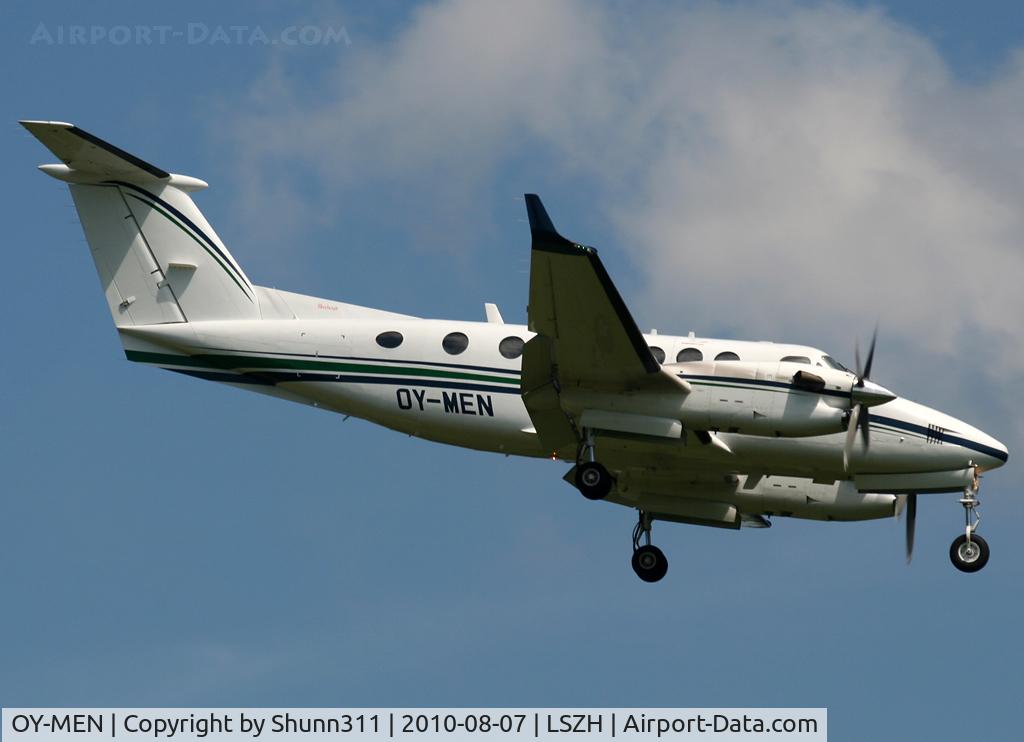 OY-MEN, 1999 Beech Super King Air 350 C/N FL-229, Landing rwy 14