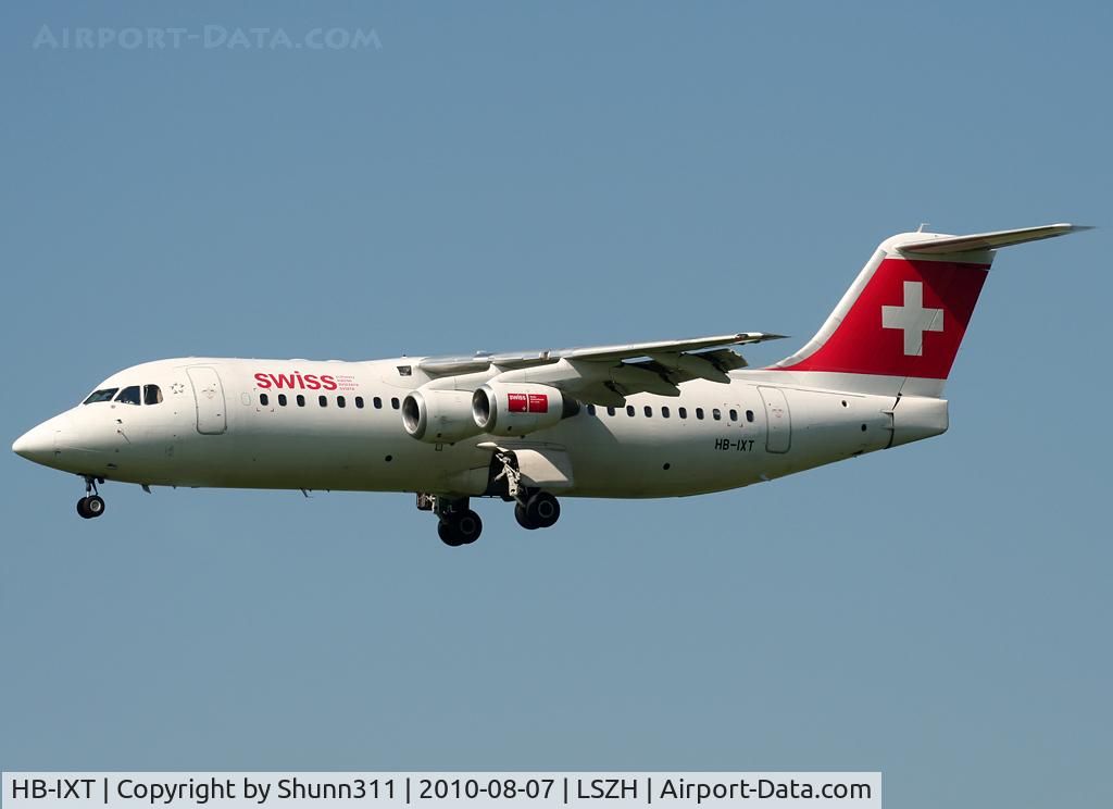 HB-IXT, 1995 British Aerospace Avro 146-RJ100 C/N E3259, Landing rwy 14