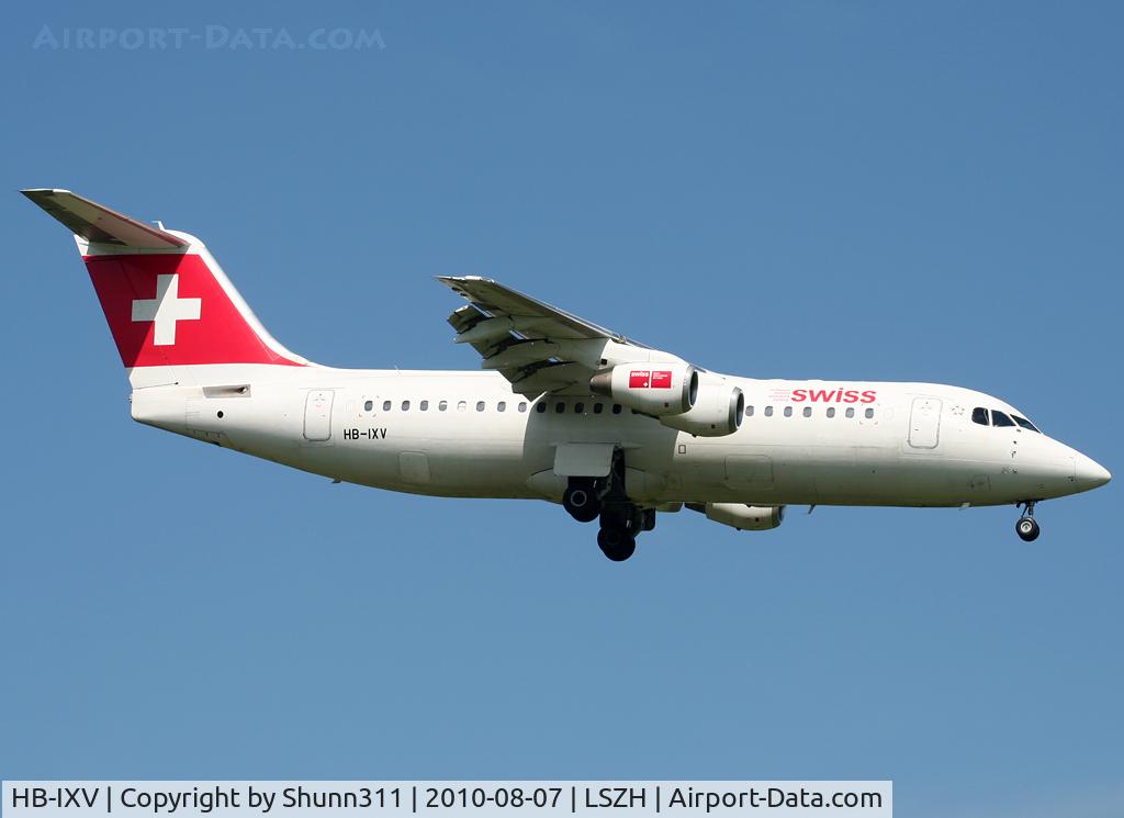 HB-IXV, 1995 British Aerospace Avro 146-RJ100 C/N E3274, Landing rwy 14