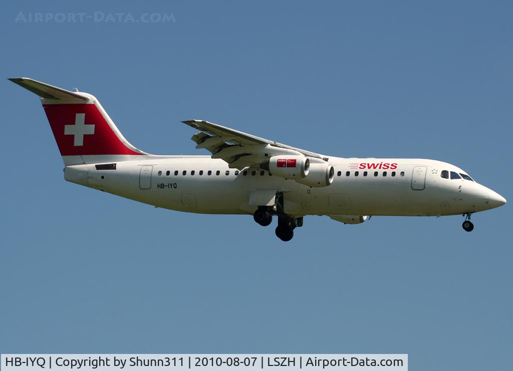 HB-IYQ, 2001 British Aerospace Avro 146-RJ100 C/N E3384, Landing rwy 14