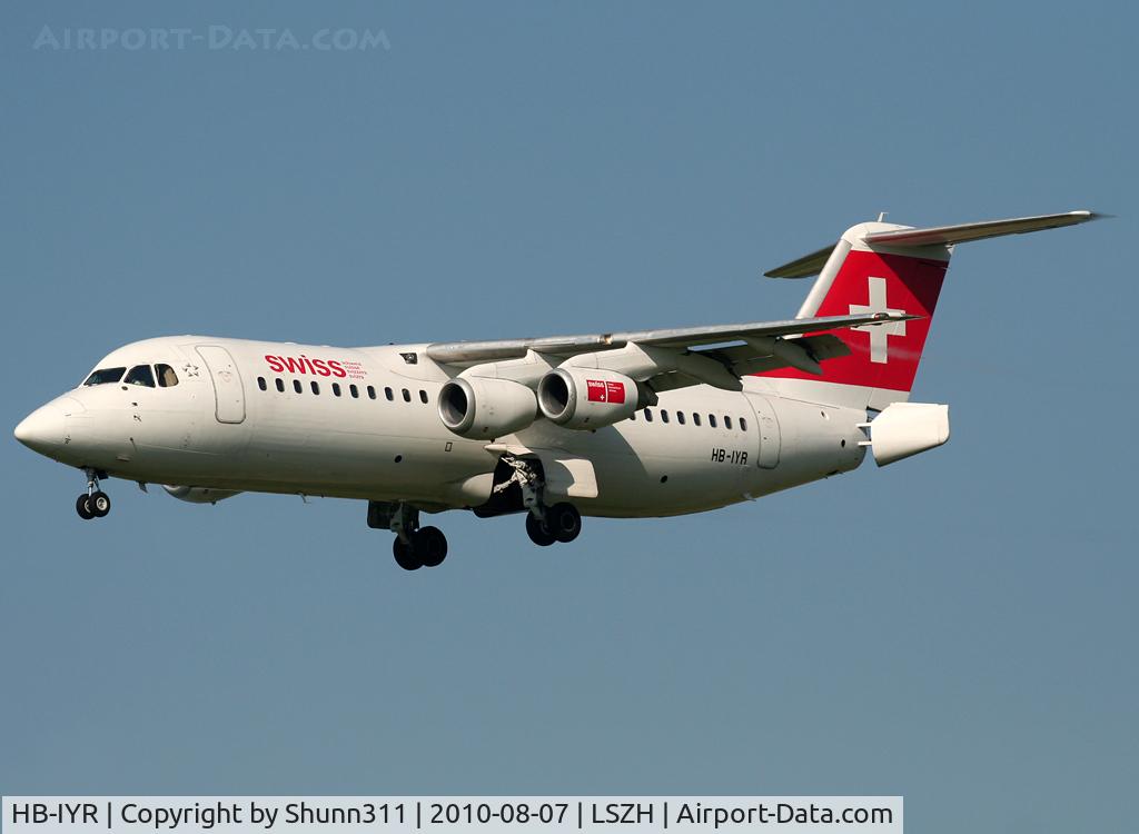 HB-IYR, 2001 British Aerospace Avro 146-RJ100 C/N E3382, Landing rwy 14