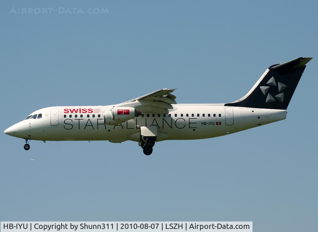 HB-IYU, 2000 British Aerospace Avro 146-RJ100 C/N E3379, Landing rwy 14 - Star Alliance c/s