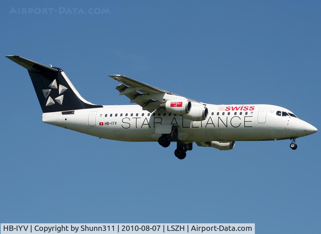 HB-IYV, 2000 British Aerospace Avro 146-RJ100 C/N E3377, Landing rwy 14 - Star Alliance c/s