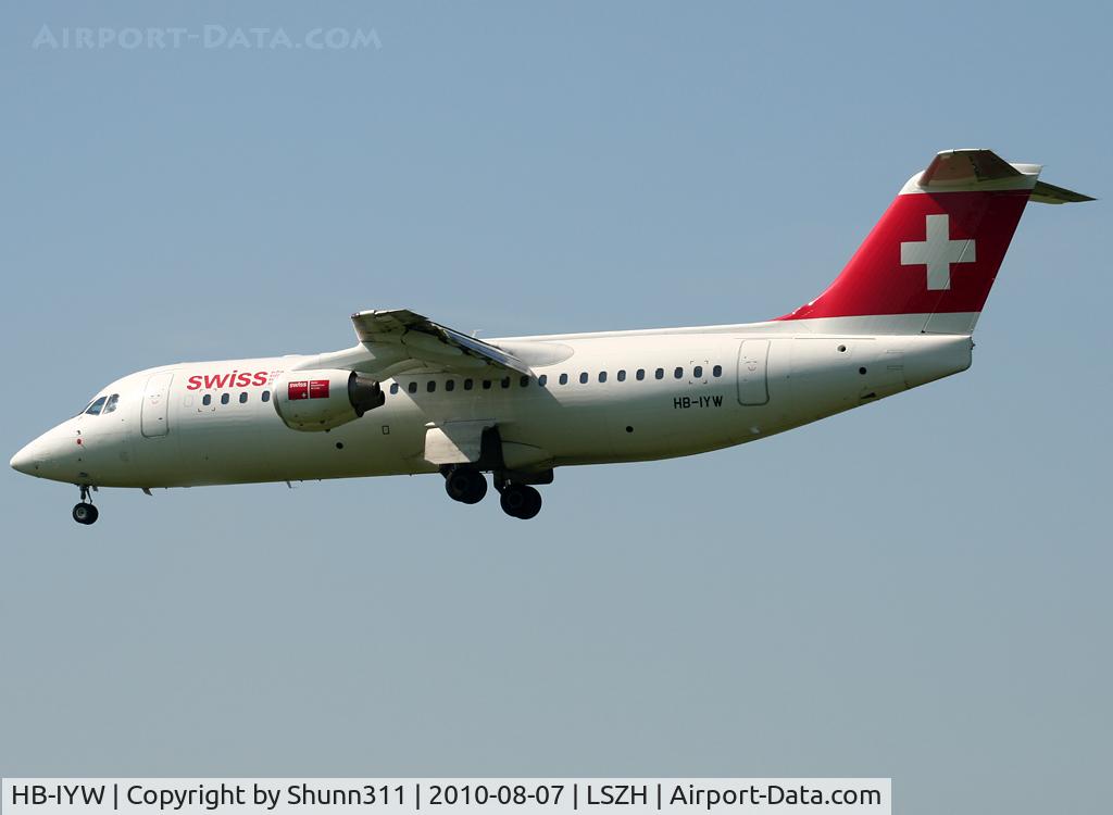 HB-IYW, 1999 British Aerospace Avro 146-RJ100 C/N E3359, Landing rwy 14