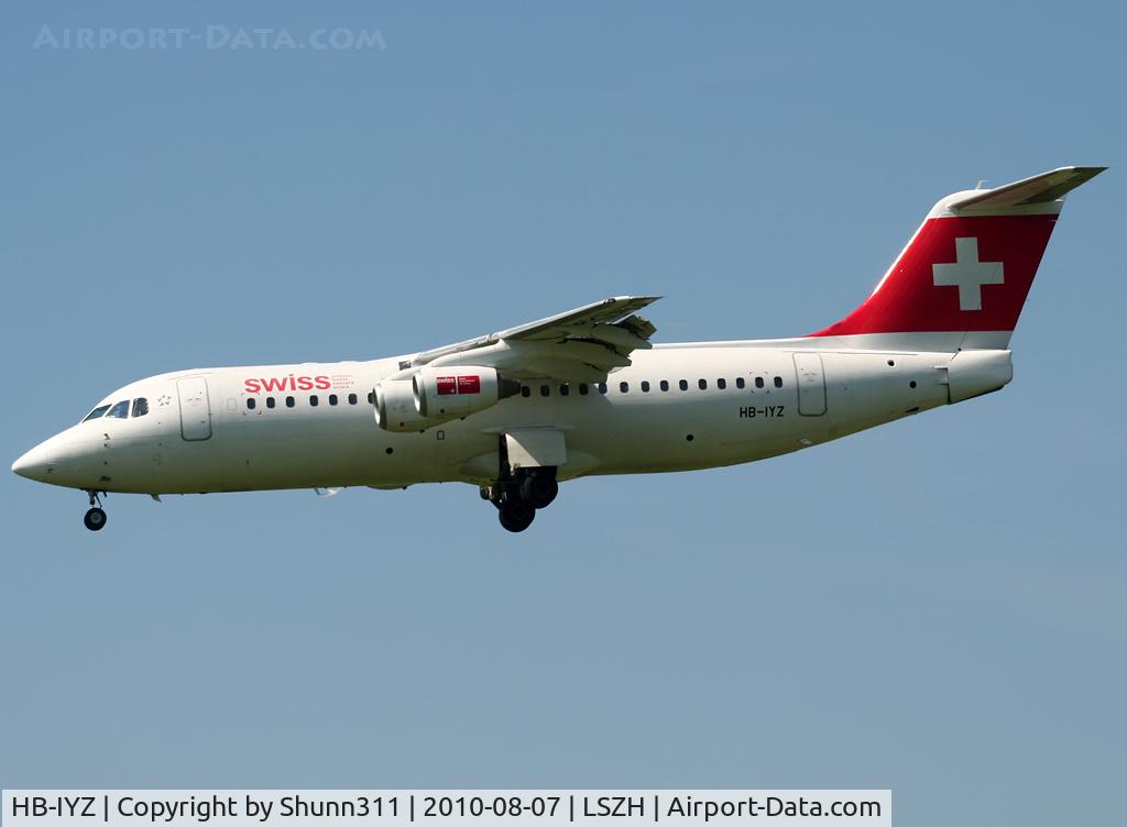 HB-IYZ, 1998 British Aerospace Avro 146-RJ100 C/N 0338, Landing rwy 14