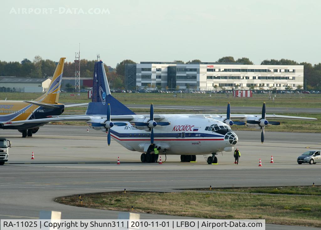 RA-11025, Antonov An-12TB C/N 6344103, Refuelling before departing...