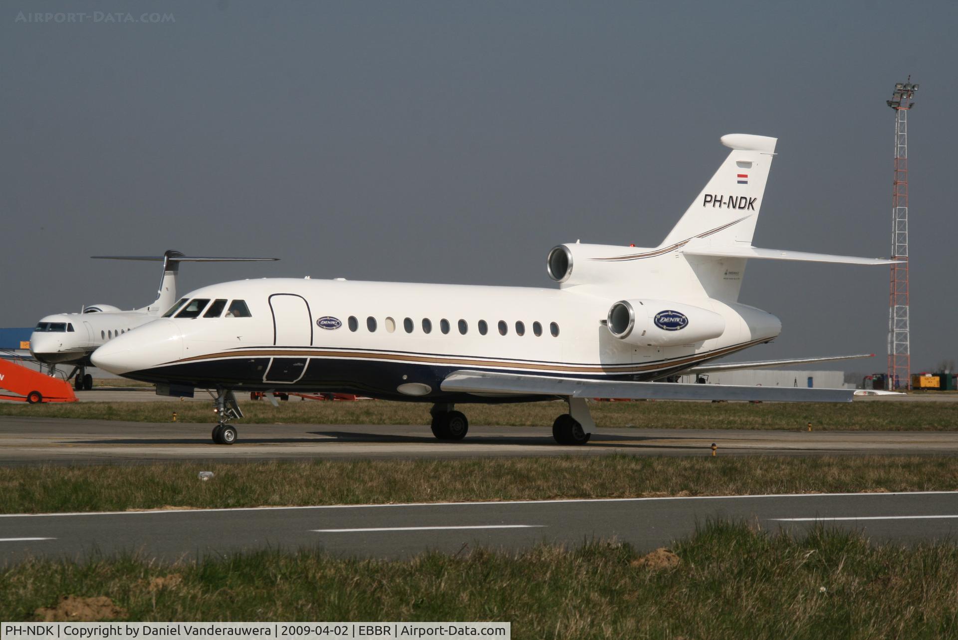 PH-NDK, 1998 Dassault Falcon 900B C/N 175, Manoeuvring to G.A. apron