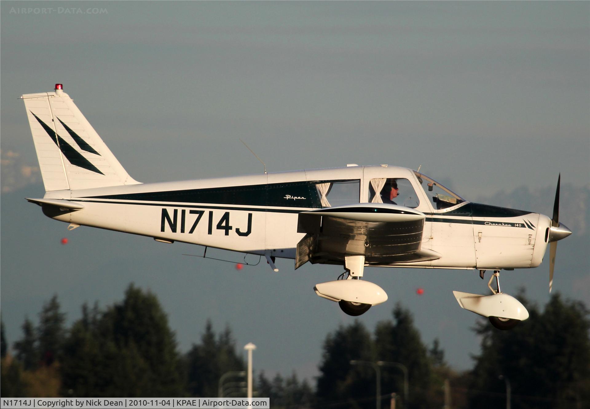 N1714J, 1968 Piper PA-28-140 C/N 28-24126, KPAE