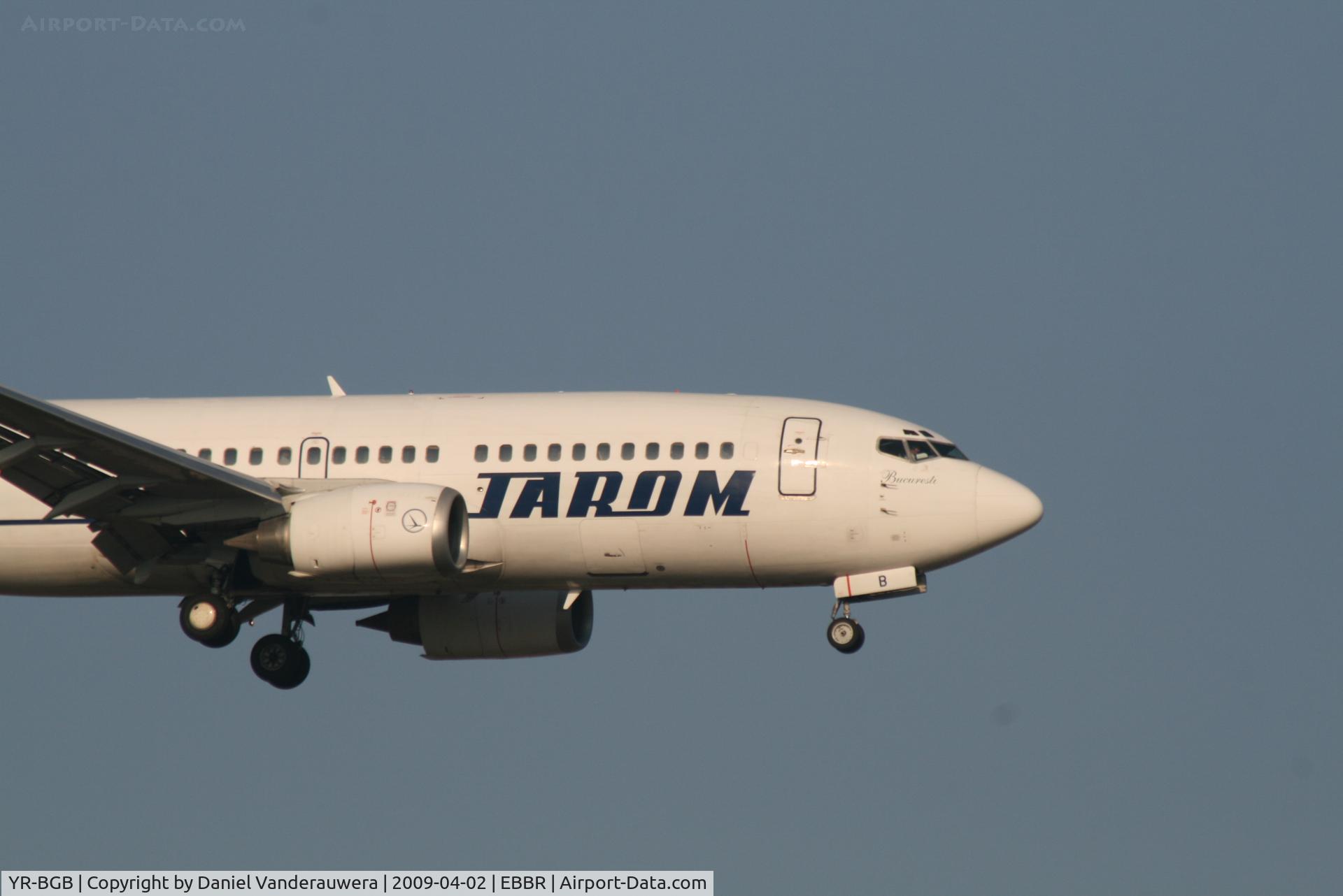 YR-BGB, 1993 Boeing 737-38J C/N 27180, Arrival of flight RO371 TO rwy 02