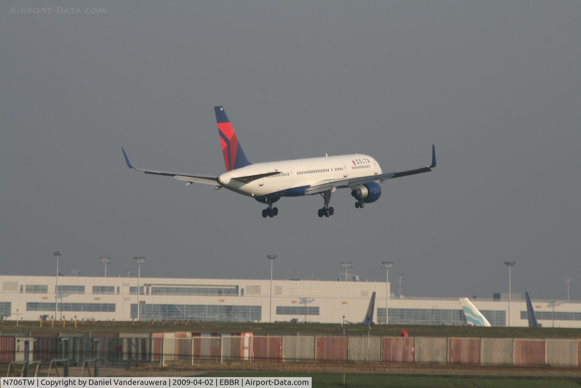 N706TW, 1997 Boeing 757-2Q8 C/N 28165, Flight DL140 is descending to RWY 02