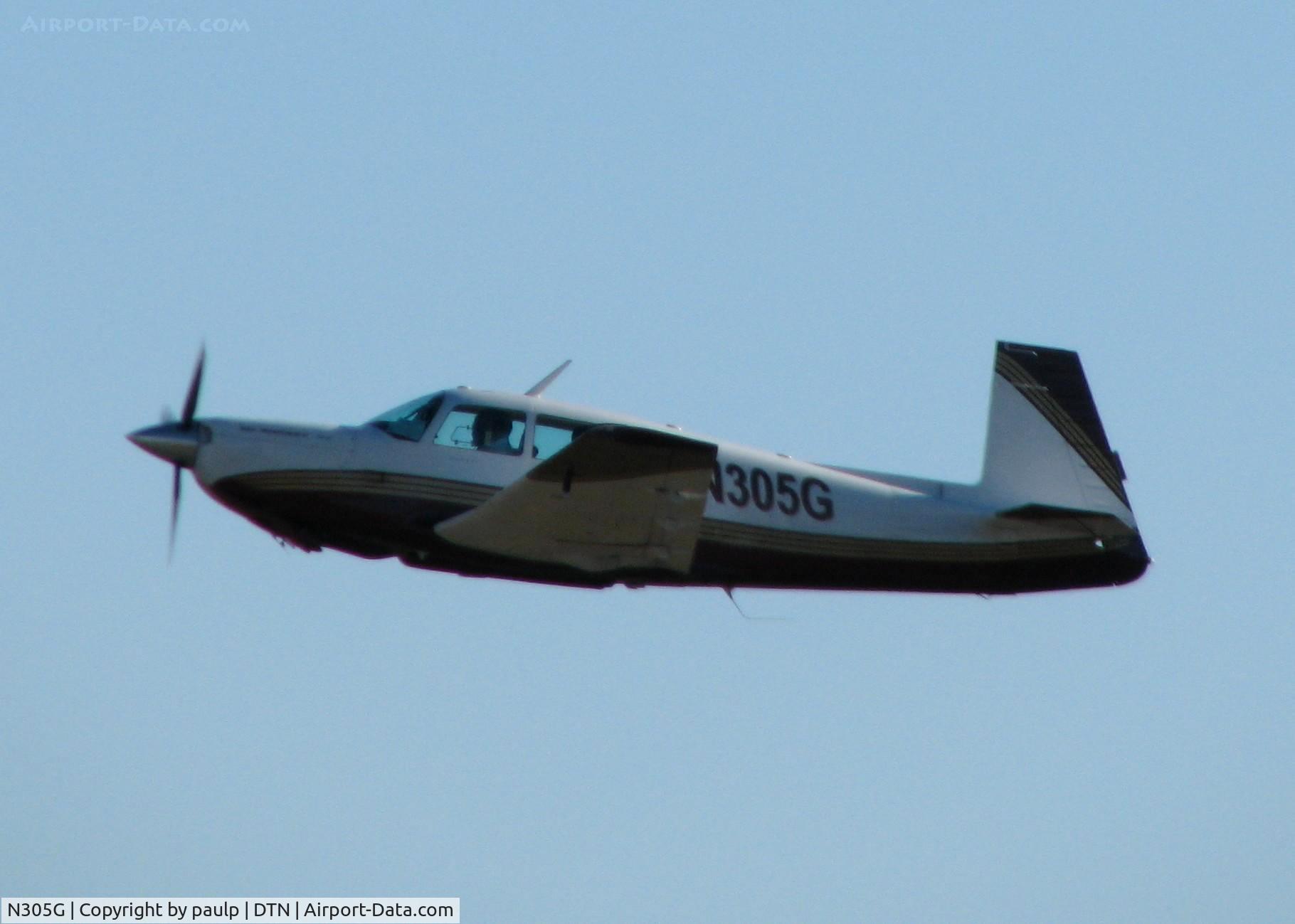 N305G, 1983 Mooney M20K C/N 25-0760, Off of 32 at Downtown Shreveport.
