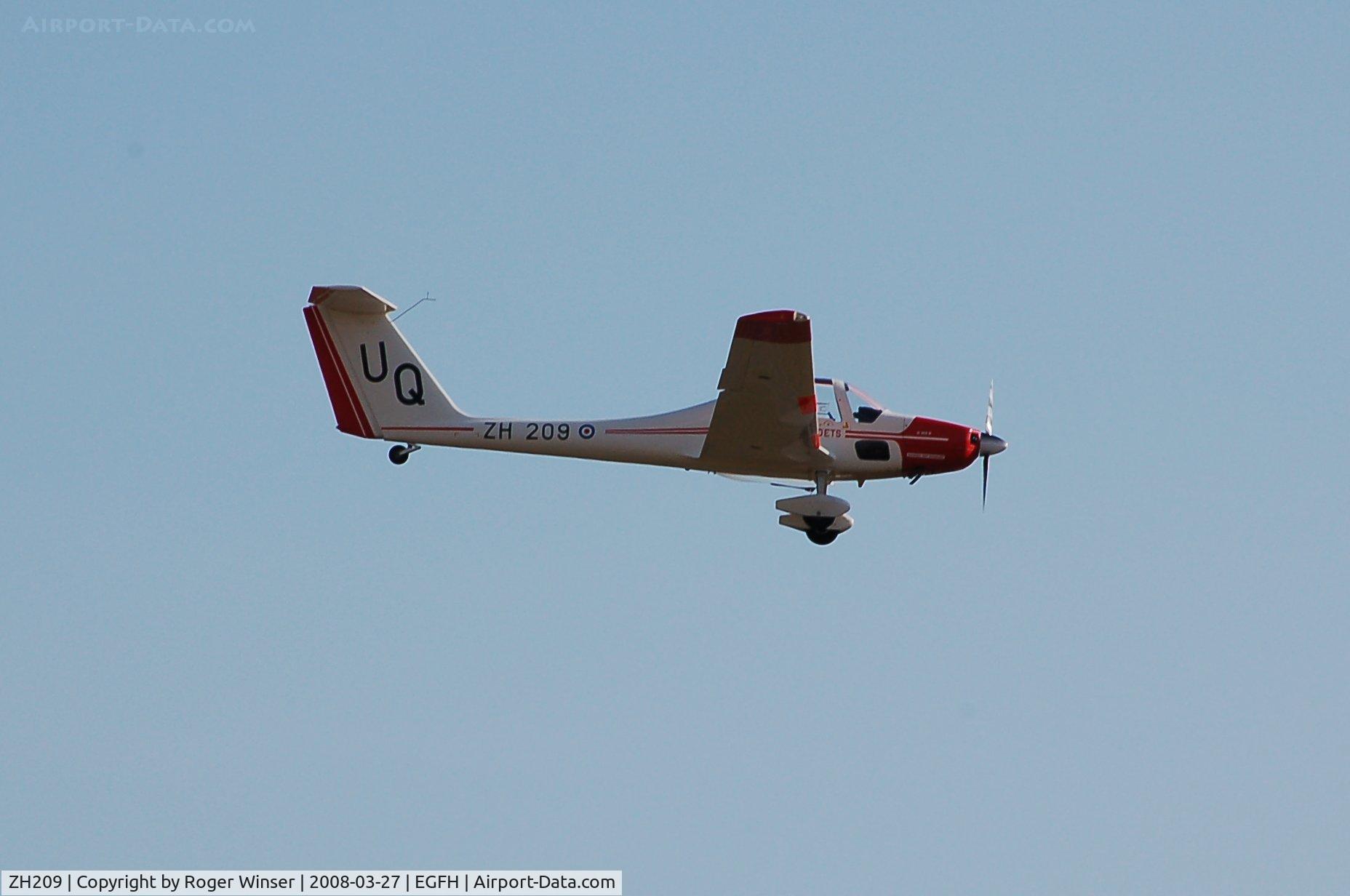 ZH209, Grob G-109B Vigilant T1 C/N 6555, Coded UQ of 634V GS on loan to 636 VGS approaching Runway 28