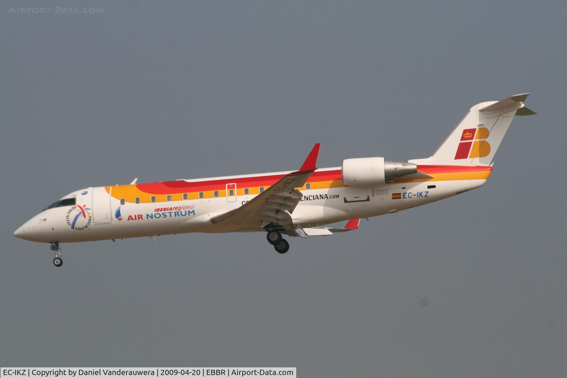 EC-IKZ, 2002 Bombardier CRJ-200ER (CL-600-2B19) C/N 7732, Flight IB8090 is descending to RWY 25L