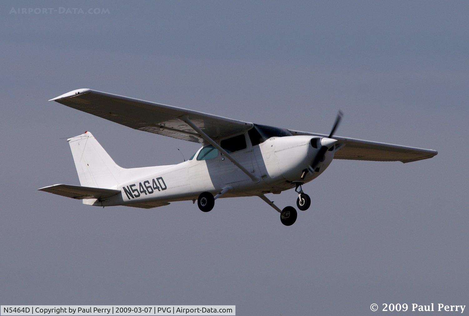 N5464D, 1979 Cessna 172N C/N 17272576, Level pass down the runway