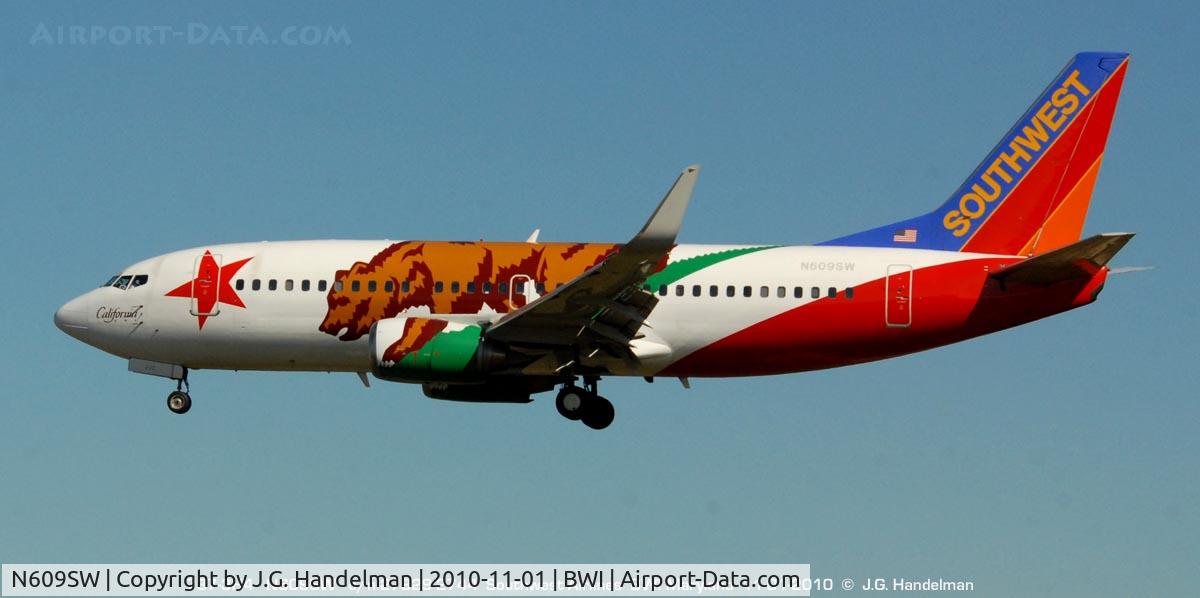 N609SW, 1995 Boeing 737-3H4 C/N 27929, California One on final to 33L