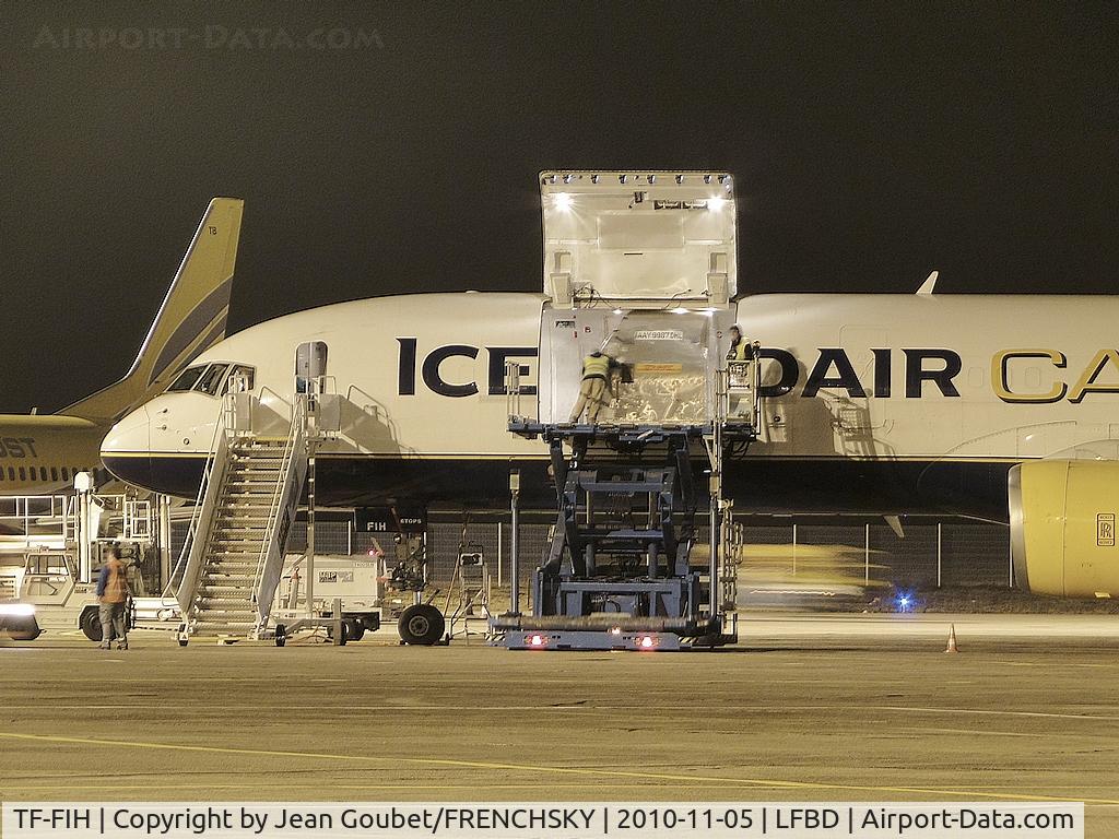 TF-FIH, 1990 Boeing 757-208/PCF C/N 24739, au chargement